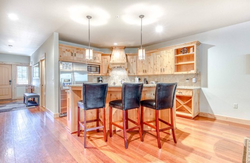 Government Camp Condo | Luxury mountain condo withshared pool & hot tub, patio, & easy ski access