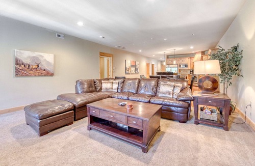 Government Camp Condo | Luxury mountain condo withshared pool & hot tub, patio, & easy ski access