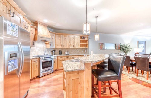 Government Camp Condo | Luxury mountain condo withshared pool & hot tub, patio, & easy ski access