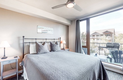 Chelan Condo | Luxury mountain-view condo with fireplace, balcony, indoor pool & hot tub
