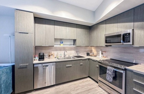 Wilburton Condo | Luxury Patio Suite + Pool + Gym + Lounge + Wi-Fi + Free Parking