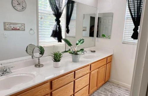 Tracy House | Luxury Queen Suite