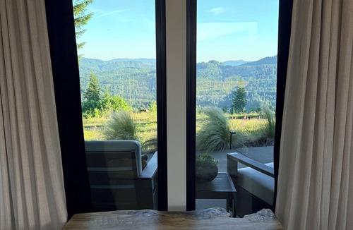 Ariel House | Luxury Ridge Retreat, Mt. St. Helens Views, Lake Access