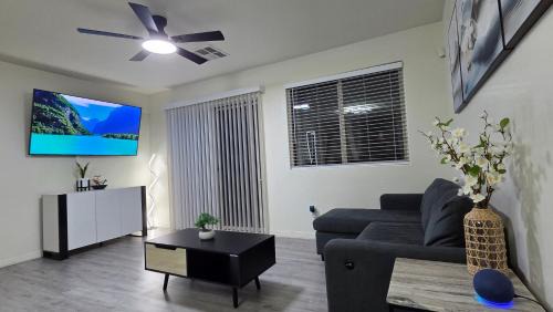 Sunrise Manor House | Luxury, Sleek & Modern Vibes! 15 min to Downtown!