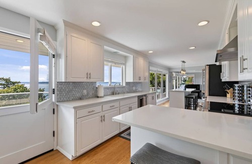Broadview House | Luxury Water View 6BR Retreat with Gym