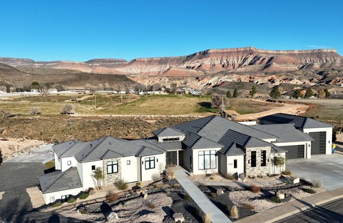 Toquerville House | Luxury Zion Retreat | Pool + Hot Tub | Pickleball | Sleeps 14