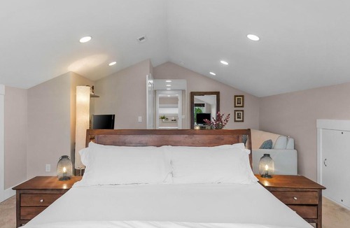 Madrona Apartment | Madrona Bliss A Modern Escape