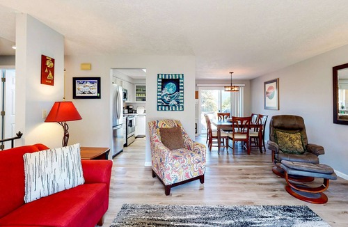 Cascade Locks Apartment | Magnificent Dog-Friendly Home with Lake & Mountain Views from the Large Deck