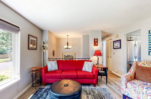 Cascade Locks Apartment | Magnificent Dog-Friendly Home with Lake & Mountain Views from the Large Deck