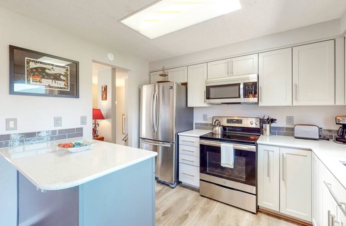 Cascade Locks Apartment | Magnificent Dog-Friendly Home with Lake & Mountain Views from the Large Deck