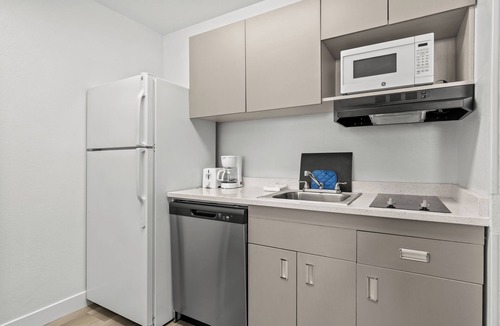 Paradise Hotel | MainStay Suites Las Vegas Flamingo
