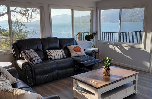 Clearlake House | Majestic Rock House