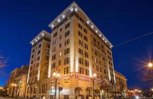 Goose Hollow Hotel | Make Your Trip More Enjoyable! 2 Comfortable Units, Pop-Up Cinema, Pets Allowed!