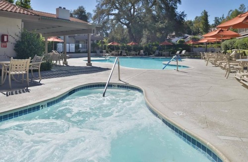 San Diego Country Estates Hotel | Make Your Trip More Enjoyable! 3 Great Units, Outdoor Pool, Free Parking!
