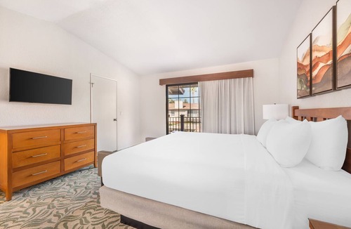 San Diego Country Estates Hotel | Make Your Trip More Enjoyable! Four Comfortable Units, Pool, Onsite Game Room!