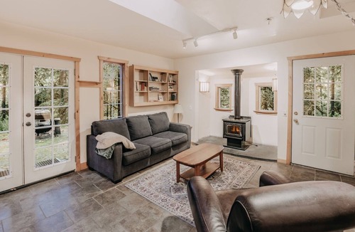 Cascade West Cabin | Maple Falls Cabin #82 - Wood Stove - WiFi - Pets Ok