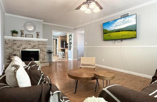 Northwest Anaheim House | #Marbella Lane - Charming 4BR Bungalow for Relaxing Retreat