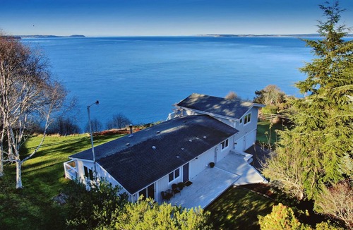 Lagoon Point House | Marine View Bluff by AvantStay | Waterfront Views