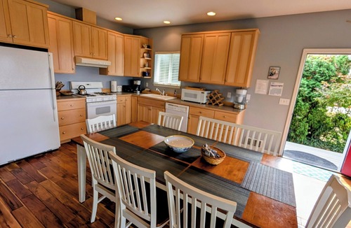 Clinton House | Maxwelton Beach - 3 bdrm, dog friendly, beachfront - 5 star rental with new mgt!