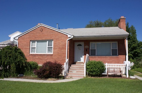 Hillcrest Apartment | Mayberry in Orem! Cozy 2BR Apt by Costco! All New Carpet/Paint