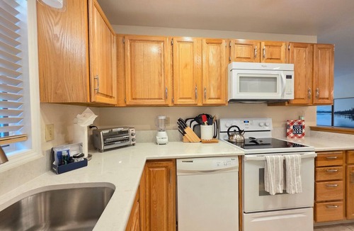Incline Village Apartment | McCloud Condo | Community Hot Tub | Deck | BBQ