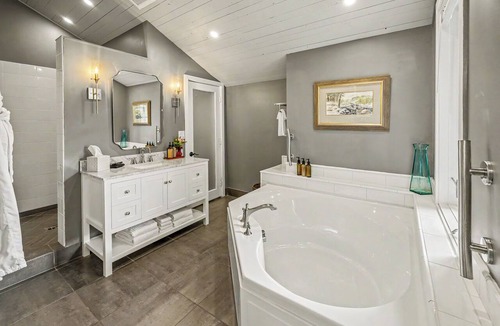 Jacksonville Hotel | McCully House Inn