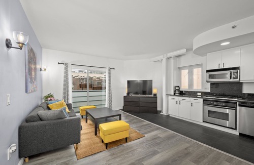 East Village Apartment | Metropolitan Haven: 1+1 Deluxe Suite Downtown SD