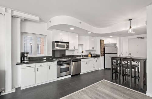 East Village Apartment | Metropolitan Haven: 1+1 Deluxe Suite Downtown SD