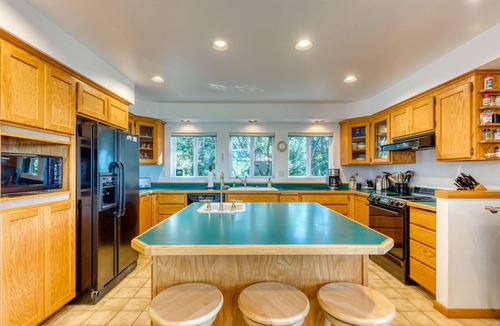 Coos Bay House | Mid-century home with floor-to-ceiling windows & great views