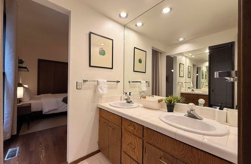 East Queen Anne Apartment | Mid Century Modern 2-bedroom apartment in the heart of Seattle