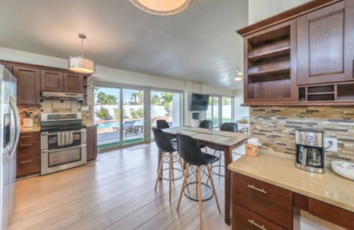 Las Vegas House | Mid Century Modern near STRIP w Pool King Suite