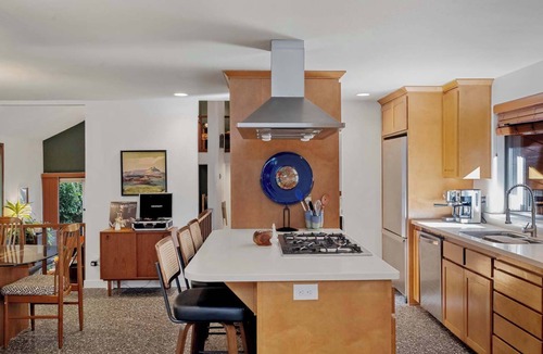 Gresham House | ‼️Mid-Century Zen Retreat w/Hot Tub & BBQ