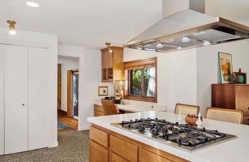 Gresham House | ‼️Mid-Century Zen Retreat w/Hot Tub & BBQ
