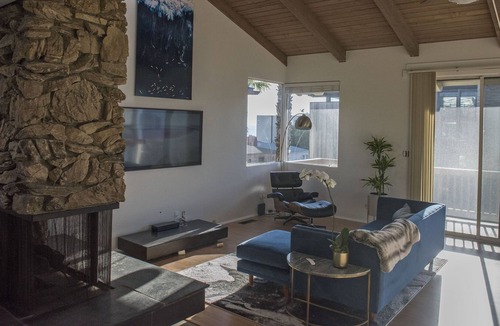 Tree Section House | Midcentury Modern With a Touch of Glam on the Beach
