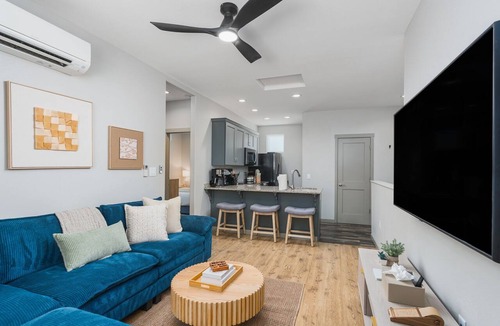 Old Southwest House | Midtown Reno Walkable Retreat Shared Backyard &Pool Access + Private Garage