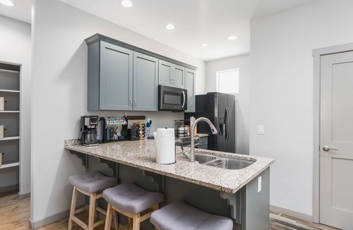 Old Southwest House | Midtown Reno Walkable Retreat Shared Backyard &Pool Access + Private Garage