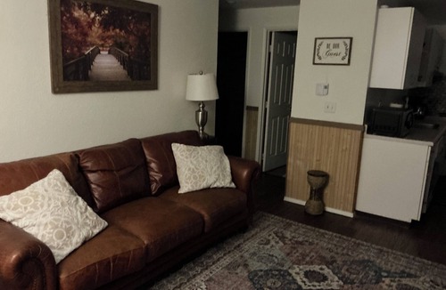 Kent Apartment | Midway Rambler Especial, Comfy furnishings and a Convenient location.