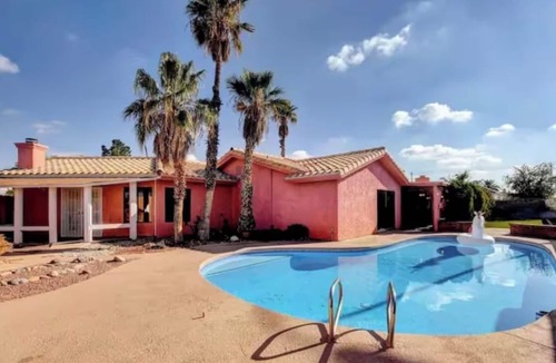 Spring Valley House | Minutes to Strip-swimming pool, golf, ping pong, pool table, games and more.