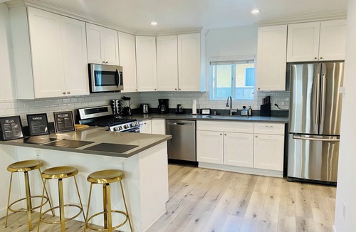Greater Wilshire - Hancock Park Hotel | Miracle Mile Chic 1 BR Bungalow Apt + Parking