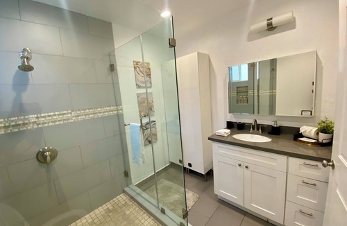 Greater Wilshire - Hancock Park Hotel | Miracle Mile Chic 1 BR Bungalow Apt + Parking