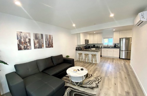 Greater Wilshire - Hancock Park Hotel | Miracle Mile Chic 1 BR Bungalow Apt + Parking