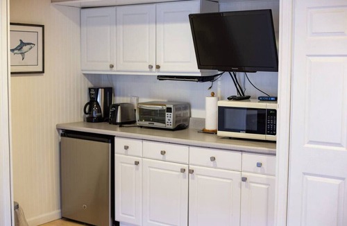 Bay Park Condo | Mission Bay Studio w Ocean Views from Rooftop Deck
