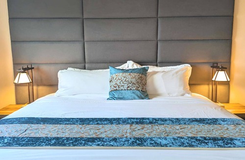 Ocean Shores Hotel | Misty Harbor - 1 Bedroom Suite with 1 King and 1 Queen Bed at Wanderlust Inn, Pet Friendly