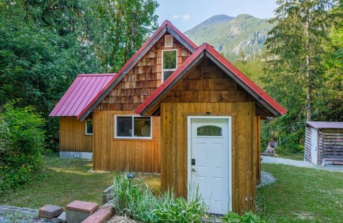 Marblemount Cabin | Misty Mountain Cabin-2 bed, 1 bath, mountain views and large deck