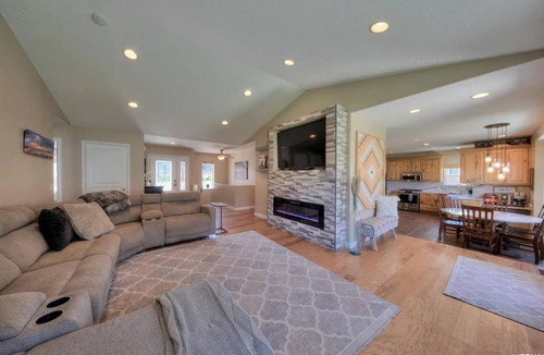 Moab South Valley House | MO'ABventures Canyonlands National Park 9 beds 6 bath .7 acre Parking UTV'S