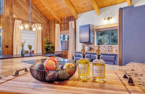 Lake Almanor Country Club Cabin | Modern A-Frame Cabin~HotTub Sauna FirePit Lake Access-Game Room-Sleeps 10