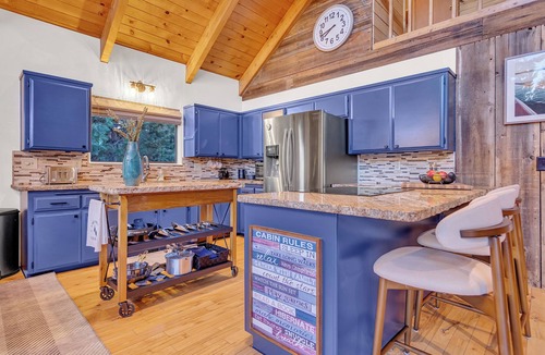 Lake Almanor Country Club Cabin | Modern A-Frame Cabin~HotTub Sauna FirePit Lake Access-Game Room-Sleeps 10
