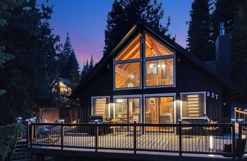 Lake Almanor Country Club Cabin | Modern A-Frame Cabin~HotTub Sauna FirePit Lake Access-Game Room-Sleeps 10
