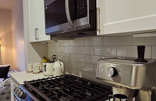 Woodland Hills Apartment | Modern 1-Bedroom Retreat – Fully Furnished, Prime Location!