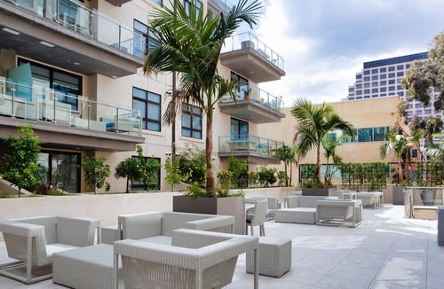 Downtown House | Modern 2 Bedroom Apartment in Glendale